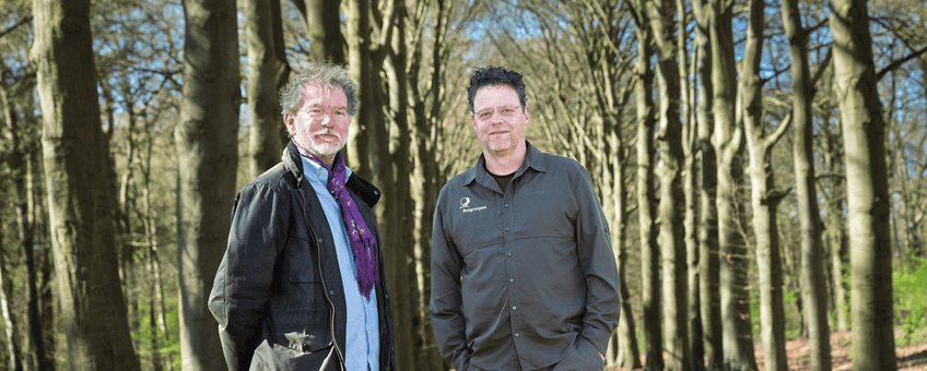 H.J. van der Tak en Martijn Bergen bij de historische beuken op landgoed Hydepark