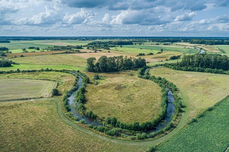 De Ruiten Aa bij Vlagtwedde is sinds 2009 hersteld van een afvoerkanaal naar een beek met zijn natuurlijke loop met meanders. Water wordt zo vertraagd afgevoerd, dringt meer door naar het grondwater en wordt in het landschap vastgehouden