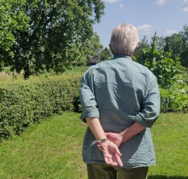 Opa Gerrit kijkt uit over zijn tuin