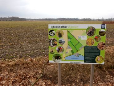 Informatiebord bij Wijkevoort in Tilburg. De akker op de achtergrond zal ooit bebouwd worden, maar tot die tijd kan zich hier natuur ontwikkelen