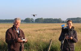 Dronepiloten Peter van Noord en Rosina Verweij bij een plasdrasperceel