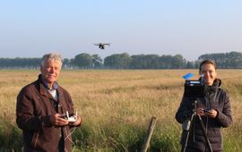 Monique Nieuwenhuis Dronepiloten Peter van Noord en Rosina Verweij bij een plasdrasperceel