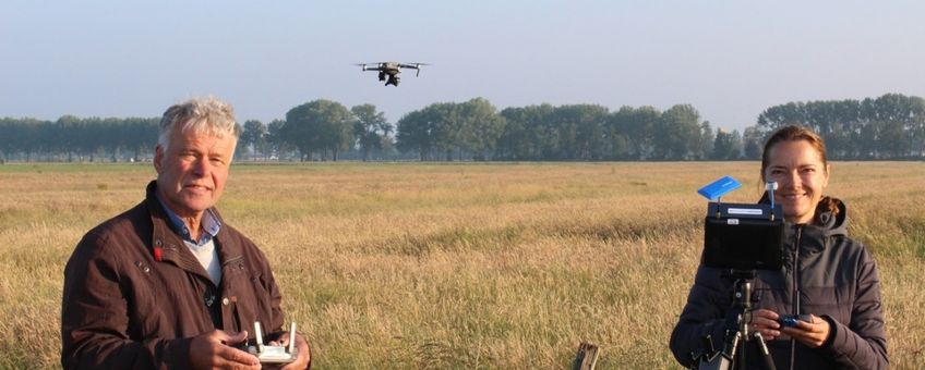 Dronepiloten Peter van Noord en Rosina Verweij bij een plasdrasperceel