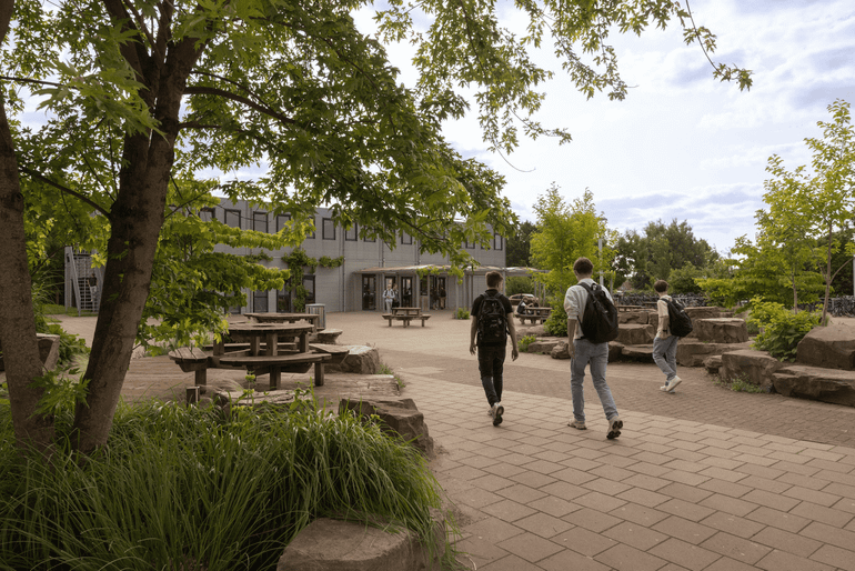 Het groene schoolplein van Metameer (VO) in Boxmeer is een plek om te ontdekken. Leerlingen vinden er ruimte om te spelen, leren en experimenteren. Het podium wordt gebruikt voor optredens én voor interactieve buitenlessen, waarin docenten de natuur als klaslokaal inzetten