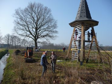 Vrijwilligers aan het werk bij de zwaluwtil