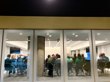 De tribune kleurt groen