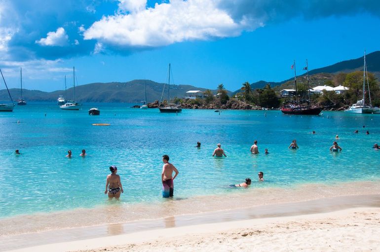 Ook met kleine ingrepen is soms al veel te bereiken. Bijvoorbeeld door mensen te leren dat het juist positief is om zeegras te zien bij het zwemmen in zee zoals op dit strand in het Caribisch gebied, of om niet in een zeegrasveld te ankeren