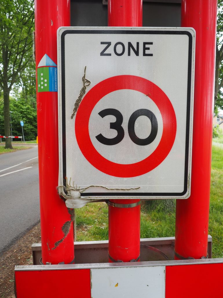 Eikenprocessierupsen op een verkeersbord