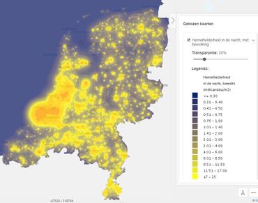 Hemelhelderheid in nacht met bewolking