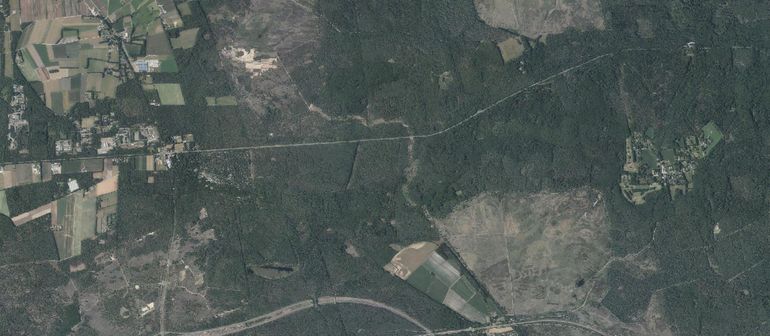 Op deze luchtfoto is de heidecorridor goed te zien: open gebied waarlangs reptielen en amfibieën zich makkelijk kunnen verplaatsen. De natuurbrug Aardmansberg is de laatste in deze heidecorridor.