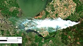 Sentinel-2 satellietfoto van 29 april 2026 omstreeks 12 uur in de middag met daarop de enorme rookontwikkeling van de natuurbrand op de Veluwe. De eerste rookpluimen hebben op dat moment Amsterdam bereikt