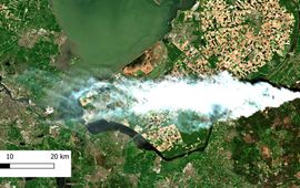 Sentinel-2 satellietfoto van 29 april 2026 omstreeks 12 uur in de middag met daarop de enorme rookontwikkeling van de natuurbrand op de Veluwe. De eerste rookpluimen hebben op dat moment Amsterdam bereikt