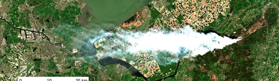 Sentinel-2 satellietfoto van 29 april 2026 omstreeks 12 uur in de middag met daarop de enorme rookontwikkeling van de natuurbrand op de Veluwe. De eerste rookpluimen hebben op dat moment Amsterdam bereikt
