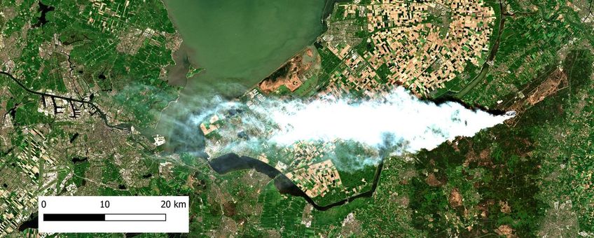 Sentinel-2 satellietfoto van 29 april 2026 omstreeks 12 uur in de middag met daarop de enorme rookontwikkeling van de natuurbrand op de Veluwe. De eerste rookpluimen hebben op dat moment Amsterdam bereikt