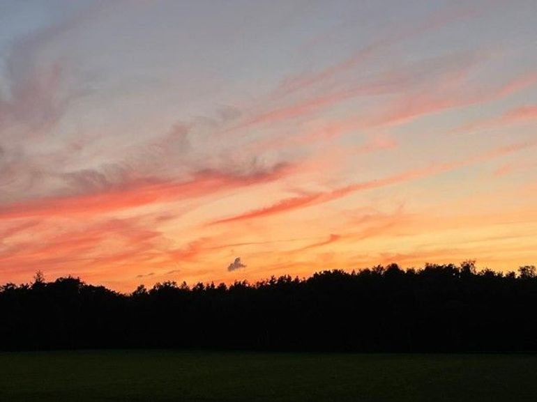 Wolken, wolken, wolken en een oranje hemel