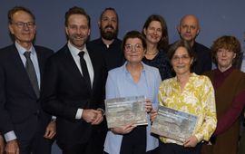 Harry Meesters Rapportoverhanding BKN, v.l.n.r. Caroline Porsius (SBB), Sylvo Thijsen (SBB), Minister de Jonge, Timo Roeke (VBN), Minister van der Wal, Marjolein Demmers (Natuur & Milieu), Paul Makken (ANWB), Josje Majoor (ANWB), Harry Boeschoten (SBB), Manon Tentij (VBN)