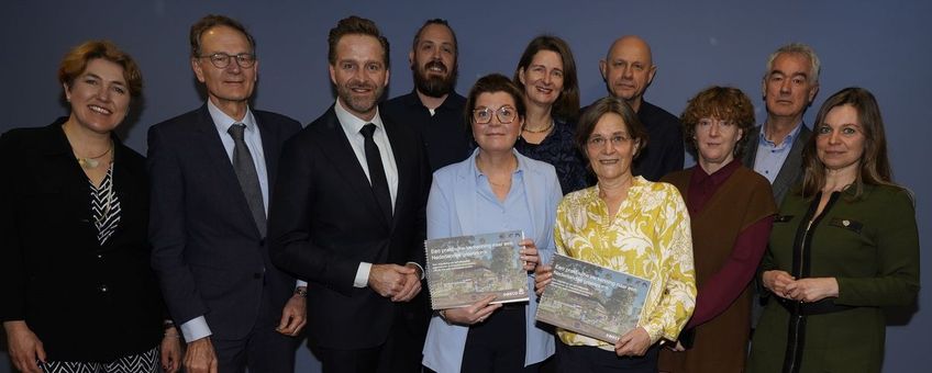 Rapportoverhanding BKN, v.l.n.r. Caroline Porsius (SBB), Sylvo Thijsen (SBB), Minister de Jonge, Timo Roeke (VBN), Minister van der Wal, Marjolein Demmers (Natuur & Milieu), Paul Makken (ANWB), Josje Majoor (ANWB), Harry Boeschoten (SBB), Manon Tentij (VBN)