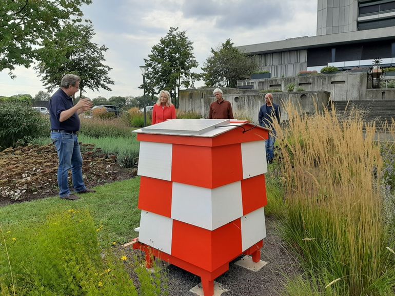 Zonnepanelen op de bijenkast met de Varroa-resistente bijen zorgen voor energie voor de apparatuur in de bijenkast. De apparatuur verzamelt een schat aan data over het bijenvolk: de bijen worden nauwkeurig geteld, gewogen en getemperatuurd in het broednest. Ook stellen de imkers regelmatig de mijtbesmettingen vast. Zo kan men precies zien hoe het met het bijenvolk gaat. 