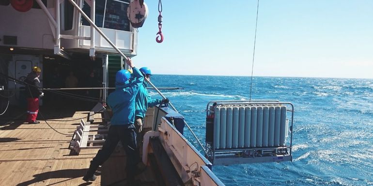 Hung-An Tian en Mathijs van Manen (promovendus NIOZ) halen zeewater aan boord van onderzoeksschip RV Polarstern