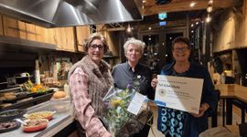 Nel Schellekens (midden) ontving de Gelderse Waarde-Ring 2025
