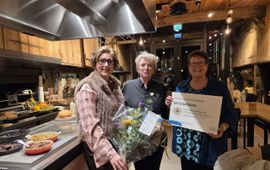 Nel Schellekens (midden) ontving de Gelderse Waarde-Ring 2025