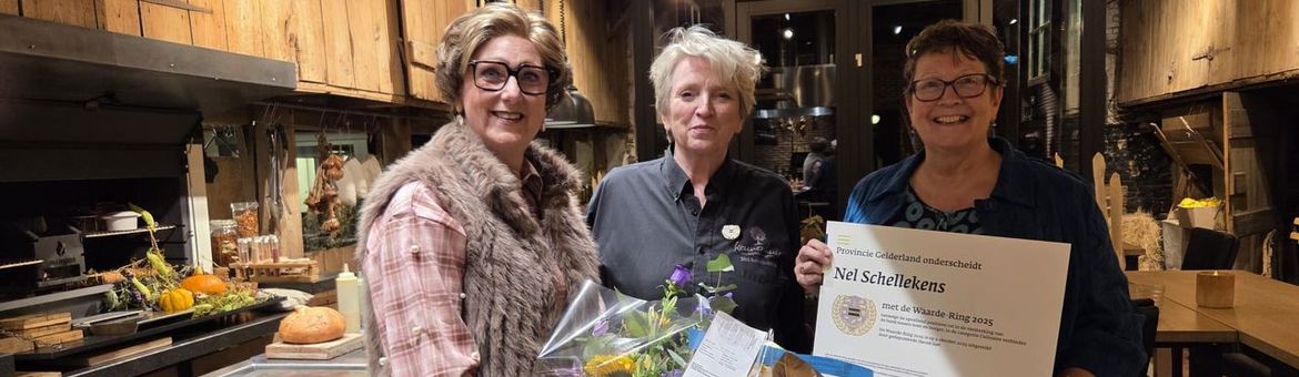 Nel Schellekens (midden) ontving de Gelderse Waarde-Ring 2025