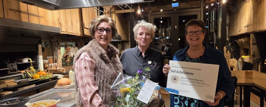 Nel Schellekens (midden) ontving de Gelderse Waarde-Ring 2025
