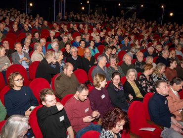 De zaal zit vol met 600 liefhebbers van vlinders en libellen