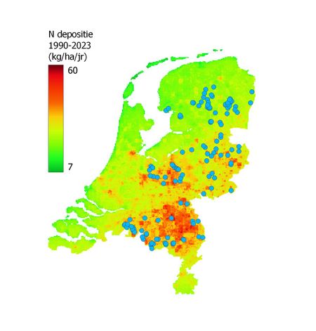 Ruimtelijke variatie in modelmatig geschatte depositieniveaus in Nederland, gemiddeld over 1990-2023, met de ligging van de meetlocaties