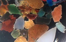 Koninklijk Nederlands Instituut voor Onderzoek der Zee (NIOZ) Microplastic deeltjes van circa 2 mm groot.