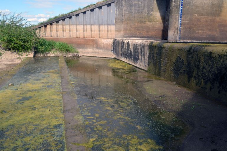 Sluis van de monding van het Stroomkanaal van Hackfort nabij Zutphen. Hier werd een populatie van de Chinese moerasslak aangetroffen. Ook in het kanaal voor de sluis zijn exemplaren gevonden