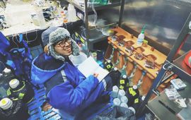 Sven Pont Hung-An Tian conducting filtration of particulate organic carbon/nitrogen in temperature control container onboard RV Araon