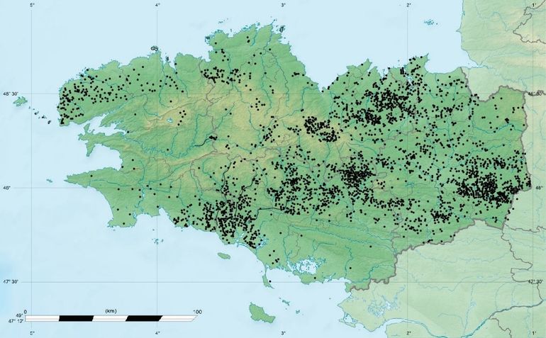 Verspreidingspatroon van nederzettingen uit de IJzertijd en Romeinse tijd in Bretagne, ontdekt door middel van luchtfotografie. Deze nederzettingen waren vaak omgeven met greppels, die duidelijk zichtbaar zijn vanuit de lucht
