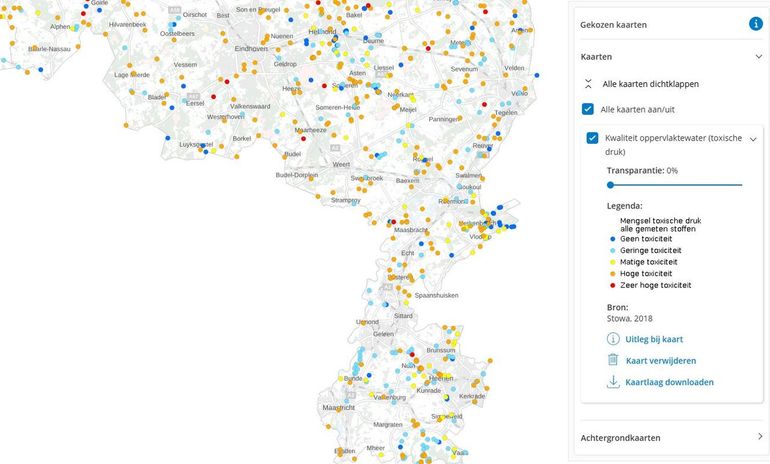 Het effect van giftige stoffen samen op het leven in meren en rivieren (toxische druk).  Op verschillende punten van de Maas liggen oranje bolletjes, daar is de toxische druk hoog. De blauwe bolletjes geven aan waar het waterleven geen of weinig last heeft van giftige stoffen