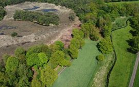 Luchtfoto van een ander terrein van landgoed Twickel: het Asbroek en de Hagmolenbeek. Hier is – binnen een ander project – ook een heideverbinding gemaakt, op een terrein met bos, heide, beekdal, akker en weide. Foto ter illustratie bij dit verhaal.