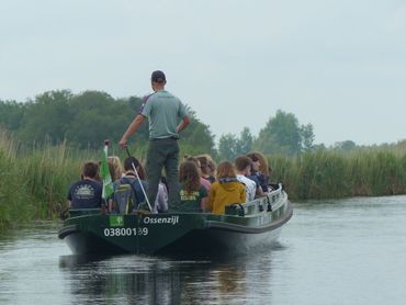 Heerlijk op excursie per boot door de Weerribben