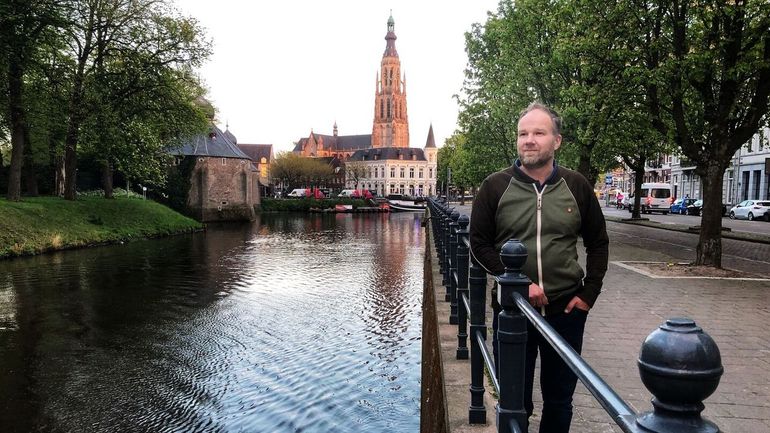 Rombout met op de achtergrond de Grote Kerk 