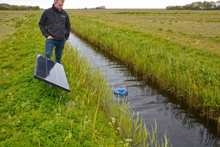 Rutger Talsma bij de plasdraspomp in de Banckspolder