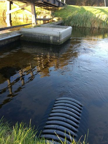 Met een diepwaterpomp wordt, om groei van Blauwalg tegen te gaan, koeler water opgezogen uit de diepere delen van de plas. Dit spoelt vervolgens uit de buis langs de recreatiestrandjes met ondiepe oevers weer de plas in