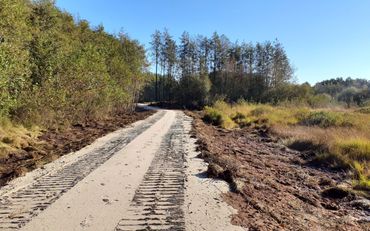 De nieuw aangelegde dam parallel langs de Vaartloop. Deze dam moet verhinderen dat grondwater vanaf de hooilanden naar de Vaartloop kan stromen