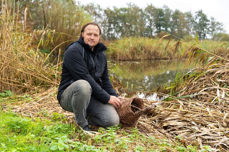 Sjors Verhoef bij de broedlocatie met een eendenmand die zijn vader gevlochten heeft