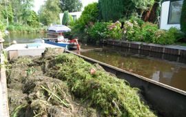 Michiel Verhofstad Waterbeheerder schept invasieve exoten uit water