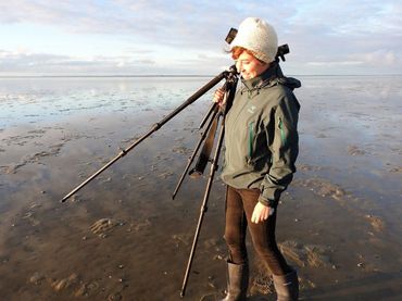 Emma Penning onderweg om vogels te tellen op het wad