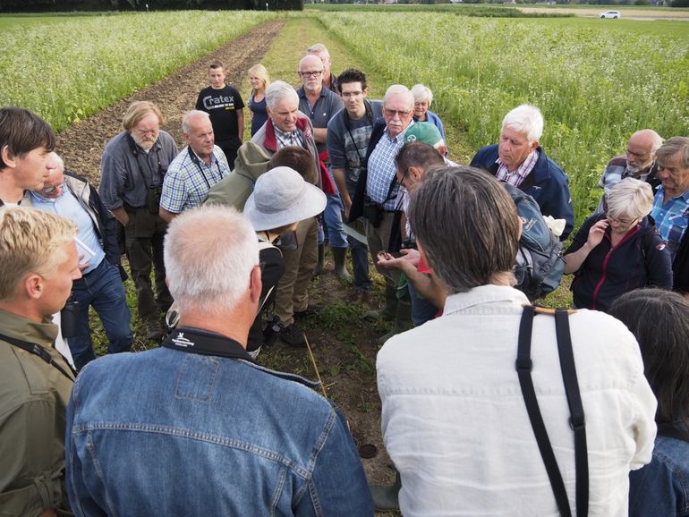 Uitleg op de keverbank tijdens een publieksexcursie