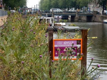 Op het welkomstbord wordt ook in het Engels uitgelegd wat een idylle is