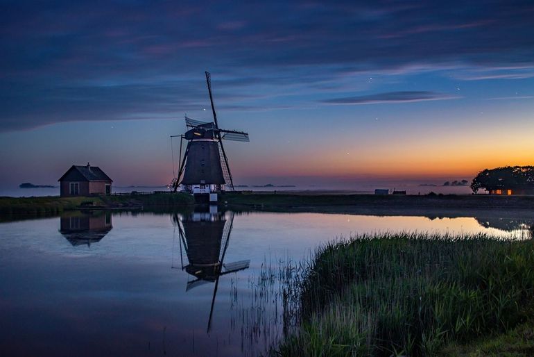 Molen in stille polder