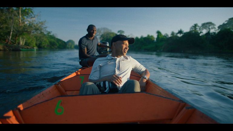 Humberto Tan en wildlife gids Fred Pansa op weg door de Surinaamse jungle