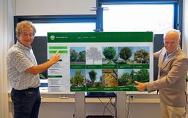 Bomentabel.nl gelanceerd. Links Jelle Hiemstra, Wageningen Plant Research. Rechts Maarten Loeffen, directeur Stadswerk.