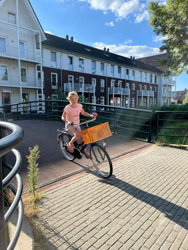 Meisje op weg naar school
