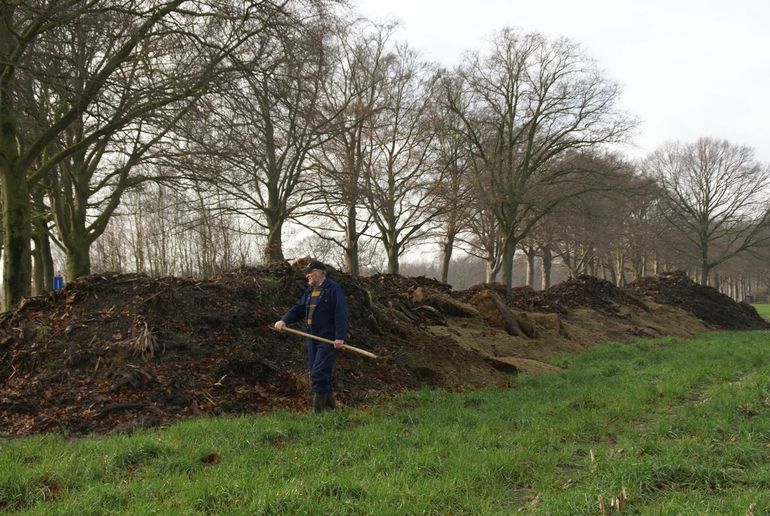 De hoop maaisel moet af en toe worden omgezet om te zorgen voor een goede vertering